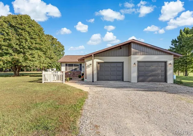 Photo 1 of Single family home for sale at 1116 Rueck Rd, Columbia, IL 62236 | MLS# MIS26062109 | Listing updated on 2026-10-08