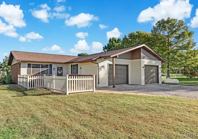Photo 2 of Single family home for sale at 1116 Rueck Rd, Columbia, IL 62236 | MLS# MIS26062109 | Listing updated on 2026-10-08