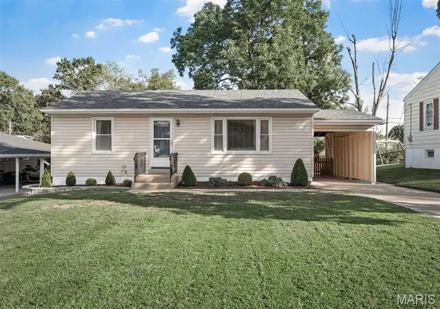Single family home for sale at 11147 Golf Crst Dr, Saint Louis, MO 63126 | MLS# MIS26062110