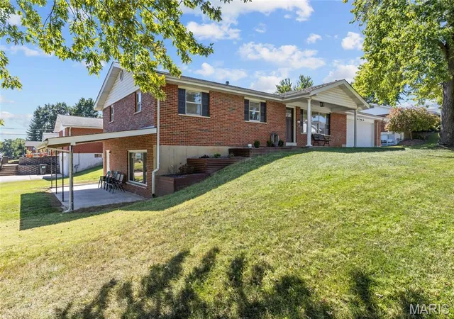 Photo 2 of Single family home for sale at 3026 Mamelles Dr, Saint Charles, MO 63301 | MLS# MIS26062113 | Listing updated on 2026-10-04