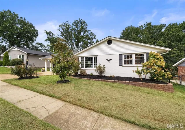 Photo 2 of Sale Pending at 5157 Reynosa Dr, Saint Louis, MO 63128 | MLS# MIS26062115 | Listing updated on 2026-10-06