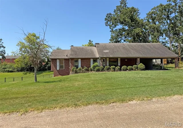 Photo 2 of Single family home for sale at 2033 Meadows Rd, Poplar Bluff, MO 63901 | MLS# MIS26062118 | Listing updated on 2026-09-26
