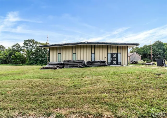 Photo 3 of Single family home for sale at 3010 Sherri Ln, Imperial, MO 63052 | MLS# MIS26062119 | Listing updated on 2026-09-25