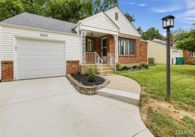 Photo 3 of Single family home for sale at 1200 Selma Ave, Saint Louis, MO 63119 | MLS# MIS26062128 | Listing updated on 2026-09-29