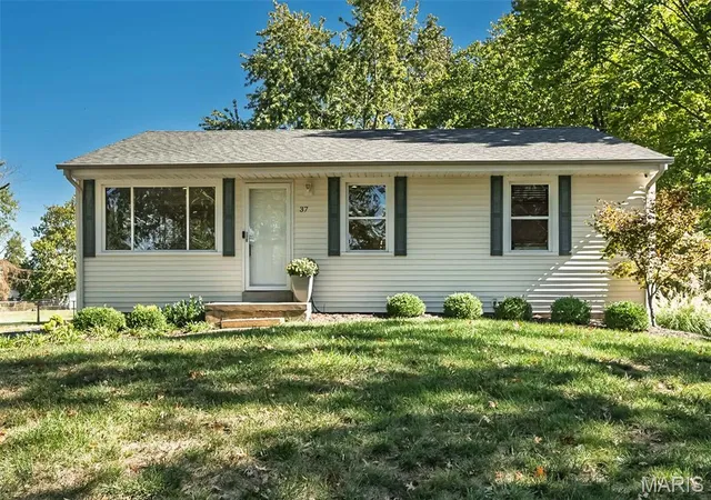 Photo 1 of Single family home for sale at 37 Devore Dr, Ellisville, MO 63011 | MLS# MIS26062138 | Listing updated on 2026-10-22