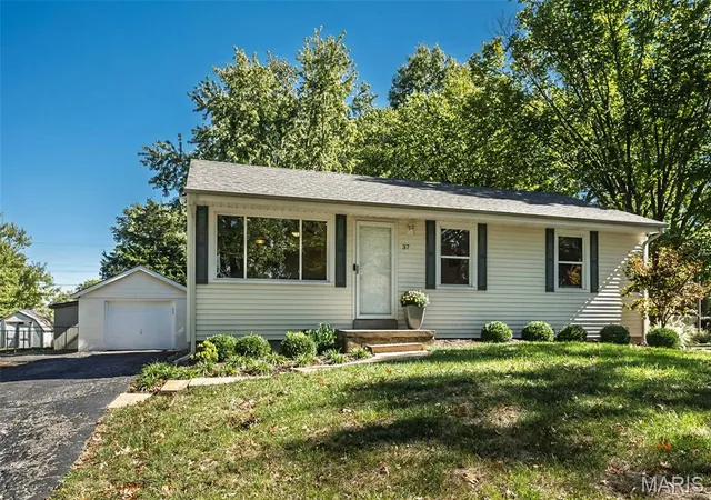 Photo 2 of Single family home for sale at 37 Devore Dr, Ellisville, MO 63011 | MLS# MIS26062138 | Listing updated on 2026-10-22