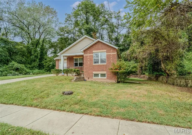 Photo 2 of Single family home for sale at 1418 Fletcher St, Alton, IL 62002 | MLS# MIS26062143 | Listing updated on 2026-10-01