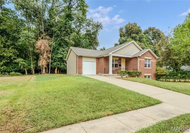 Photo 3 of Single family home for sale at 1418 Fletcher St, Alton, IL 62002 | MLS# MIS26062143 | Listing updated on 2026-10-01
