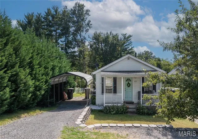 Photo 2 of Single family home for sale at 1925 New Madrid St, Cape Girardeau, MO 63701 | MLS# MIS26062145 | Listing updated on 2026-09-30
