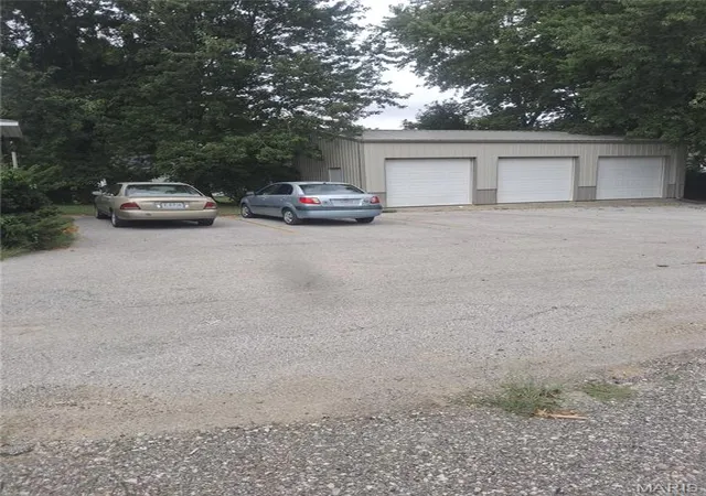 Photo 3 of Single family home for sale at 511 S West St, Carlinville, IL 62626 | MLS# MIS26062158 | Listing updated on 2026-10-09