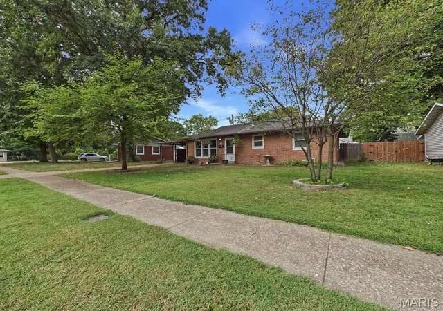 Photo 3 of Single family home for sale at 5 Riviera Dr, Granite City, IL 62040 | MLS# MIS26062163 | Listing updated on 2026-10-02