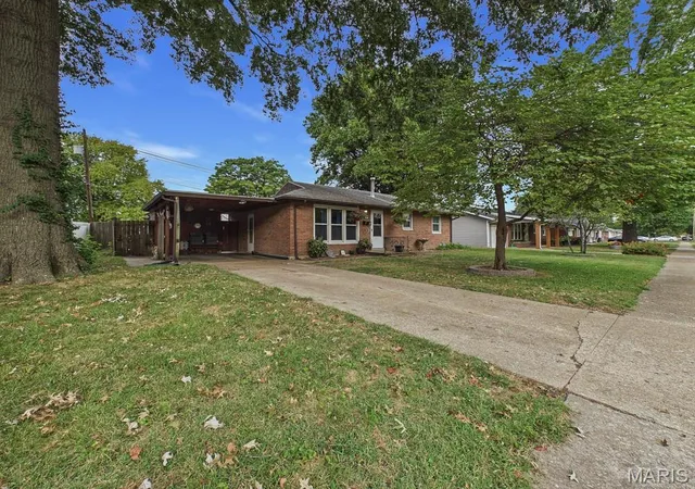 Photo 3 of Single family home for sale at 5 Riviera Dr, Granite City, IL 62040 | MLS# MIS26062163 | Listing updated on 2026-10-02