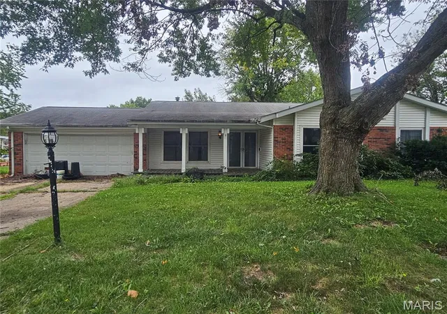 Single family home for sale at 1008 Five Forks Dr, Belleville, IL 62221 | MLS# MIS26062167