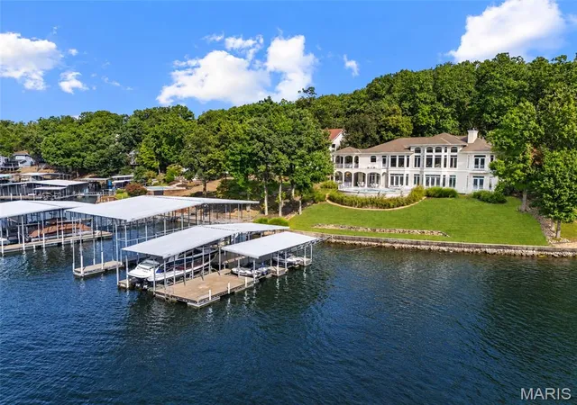 Photo 4 of Single family home for sale at 302 Crown Point Dr, Lake Ozark, MO 65049 | MLS# MIS26062174 | Listing updated on 2026-09-25