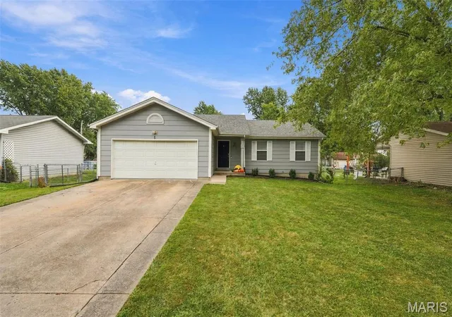 Photo 2 of Sale Pending at 6 S Perry Cir, O Fallon, MO 63366 | MLS# MIS26062175 | Listing updated on 2026-10-05
