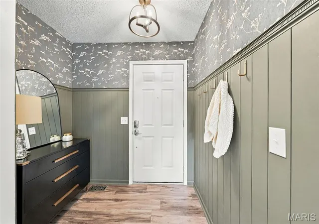 Photo 3 of Sale Pending at 6 S Perry Cir, O Fallon, MO 63366 | MLS# MIS26062175 | Listing updated on 2026-10-05