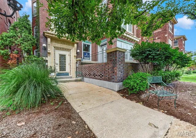 Listing Photo 4 - Condo for sale in building located at 5572 Waterman Blvd, St. Louis, MO 63112 - Unit #1W