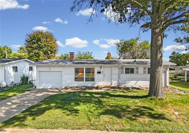 Photo 2 of Single family home for sale at 515 Versailles Dr, Florissant, MO 63031 | MLS# MIS26062177 | Listing updated on 2026-10-20
