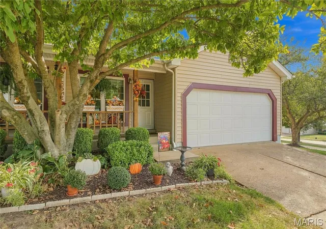 Photo 1 of Single family home for sale at 550 Spring Glen Dr, Ballwin, MO 63021 | MLS# MIS26062211 | Listing updated on 2026-10-07