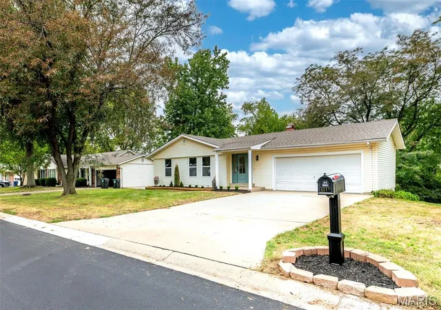 Photo 2 of Single family home for sale at 111 Park Charles Blvd, Saint Peters, MO 63376 | MLS# MIS26062216 | Listing updated on 2026-10-06