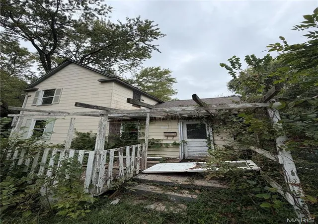 Photo 1 of Single family home for sale at 104 Edgewood Dr, Belleville, IL 62223 | MLS# MIS26062217 | Listing updated on 2026-09-26