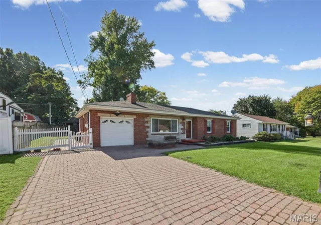 Photo 2 of Single family home for sale at 46 N Circle Dr, East Alton, IL 62024 | MLS# MIS26062219 | Listing updated on 2026-10-22