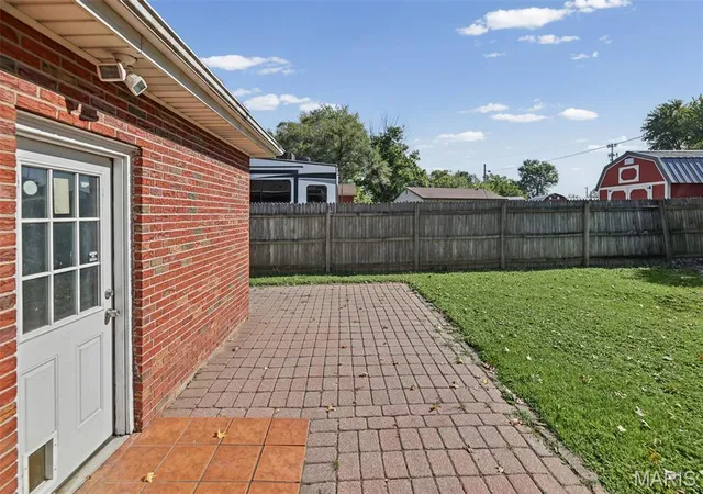 Photo 3 of Single family home for sale at 46 N Circle Dr, East Alton, IL 62024 | MLS# MIS26062219 | Listing updated on 2026-10-22