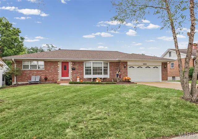 Photo 3 of Sale Pending at 7816 Apple Valley Dr, Saint Louis, MO 63123 | MLS# MIS26062235 | Listing updated on 2026-10-04