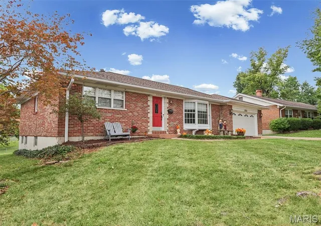 Photo 4 of Sale Pending at 7816 Apple Valley Dr, Saint Louis, MO 63123 | MLS# MIS26062235 | Listing updated on 2026-10-04