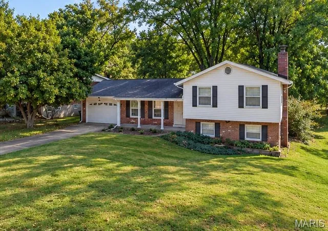 Photo 2 of Sale Pending at 12572 Starspur Ln, Saint Louis, MO 63146 | MLS# MIS26062236 | Listing updated on 2026-10-16