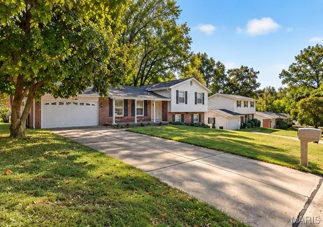 Photo 3 of Sale Pending at 12572 Starspur Ln, Saint Louis, MO 63146 | MLS# MIS26062236 | Listing updated on 2026-10-16