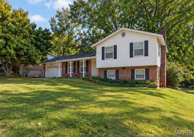 Photo 3 of Sale Pending at 12572 Starspur Ln, Saint Louis, MO 63146 | MLS# MIS26062236 | Listing updated on 2026-10-16
