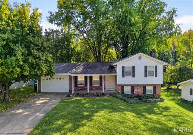 Photo 4 of Sale Pending at 12572 Starspur Ln, Saint Louis, MO 63146 | MLS# MIS26062236 | Listing updated on 2026-10-16