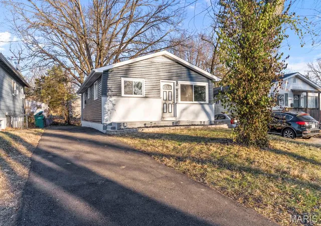 Photo 3 of Single family home for sale at 10452 Count Dr, Saint Louis, MO 63136 | MLS# MIS26062241 | Listing updated on 2026-10-06