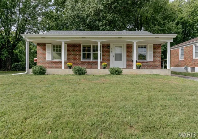 Photo 1 of Sale Pending at 2121 Elm St, Saint Charles, MO 63301 | MLS# MIS26062247 | Listing updated on 2026-10-02