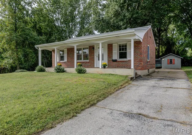 Photo 2 of Sale Pending at 2121 Elm St, Saint Charles, MO 63301 | MLS# MIS26062247 | Listing updated on 2026-10-02