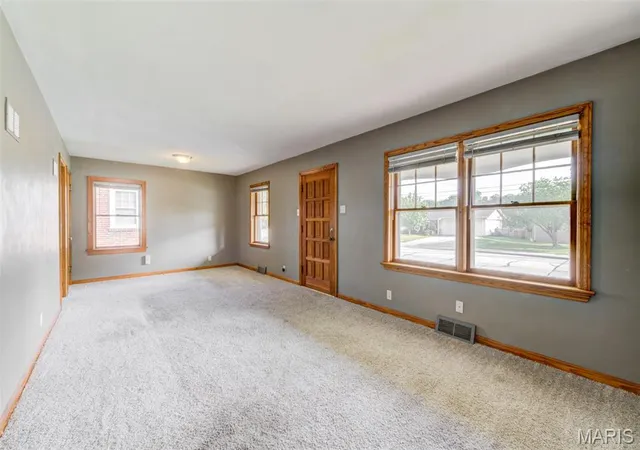 Photo 3 of Sale Pending at 2121 Elm St, Saint Charles, MO 63301 | MLS# MIS26062247 | Listing updated on 2026-10-02