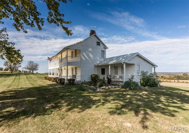 Photo 4 of Sale Pending at 680 Auer Landing Rd, Golden Eagle, IL 62036 | MLS# MIS26062249 | Listing updated on 2026-10-03