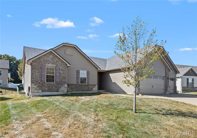 Photo 2 of Single family home for sale at 814 Mule Crk Dr, Wentzville, MO 63385 | MLS# MIS26062252 | Listing updated on 2026-10-01