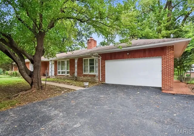 Photo 3 of Sale Pending at 1400 Bopp Rd, Saint Louis, MO 63131 | MLS# MIS26062256 | Listing updated on 2026-10-05