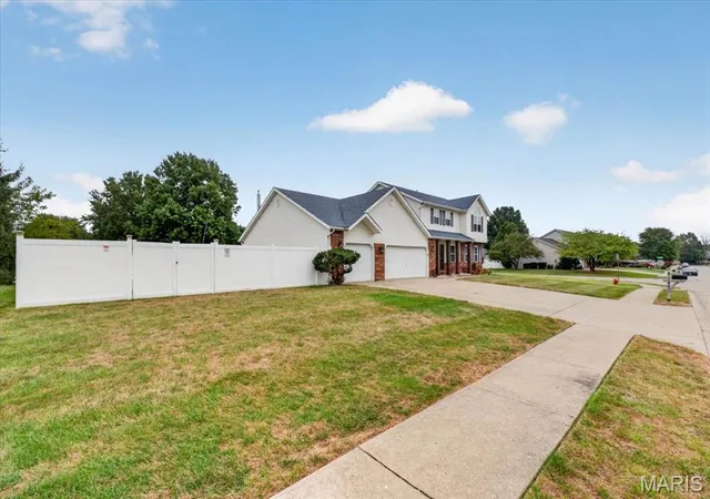 Photo 3 of Single family home for sale at 428 Avalon Dr, Troy, IL 62294 | MLS# MIS26062268 | Listing updated on 2026-10-06