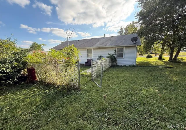 Photo 4 of Single family home for sale at 1229 E Karsch Blvd, Farmington, MO 63640 | MLS# MIS26062272 | Listing updated on 2026-10-05