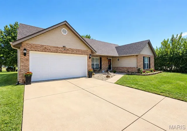 Photo 2 of Sale Pending at 1628 Westhaven Dr, Belleville, IL 62220 | MLS# MIS26062278 | Listing updated on 2026-10-04