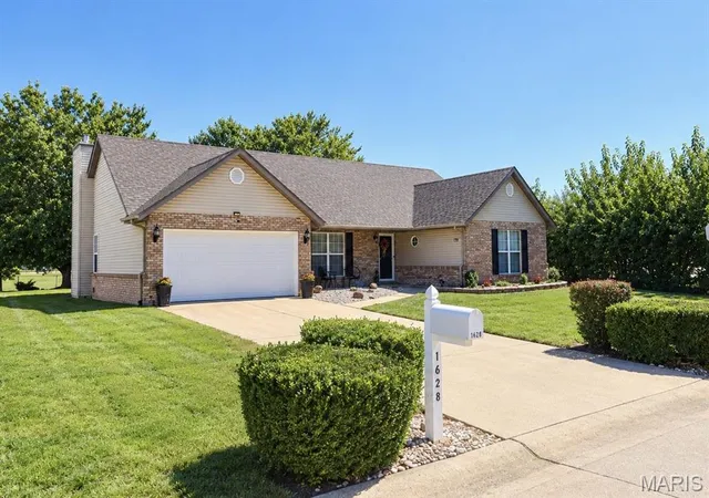 Photo 3 of Sale Pending at 1628 Westhaven Dr, Belleville, IL 62220 | MLS# MIS26062278 | Listing updated on 2026-10-04