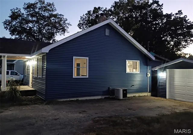 Photo 3 of Single family home for sale at 320 S Iron St, Ironton, MO 63650 | MLS# MIS26062281 | Listing updated on 2026-10-09