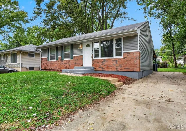 Photo 3 of Single family home for sale at 8513 Steve Ave, Hazelwood, MO 63042 | MLS# MIS26062283 | Listing updated on 2026-10-01