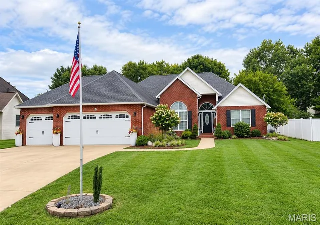 Photo 1 of Single family home for sale at 184 Heatherland Dr, Bethalto, IL 62010 | MLS# MIS26062284 | Listing updated on 2026-09-30