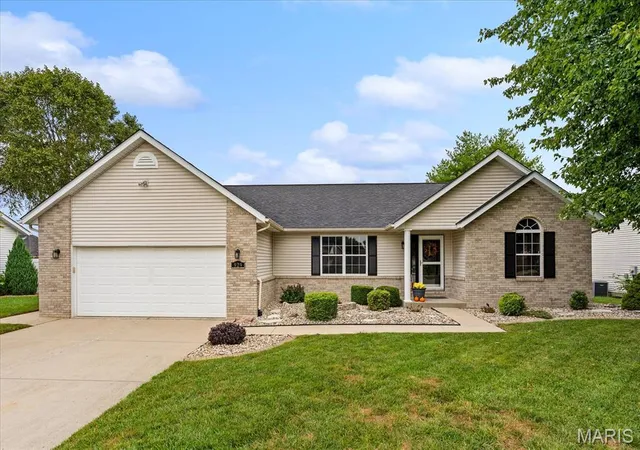 Photo 1 of Sale Pending at 929 Millikin Dr, Fairview Heights, IL 62208 | MLS# MIS26062286 | Listing updated on 2026-09-30