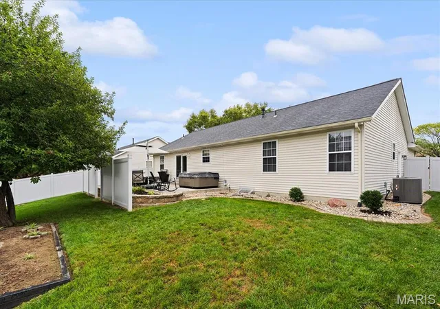 Photo 2 of Sale Pending at 929 Millikin Dr, Fairview Heights, IL 62208 | MLS# MIS26062286 | Listing updated on 2026-09-30