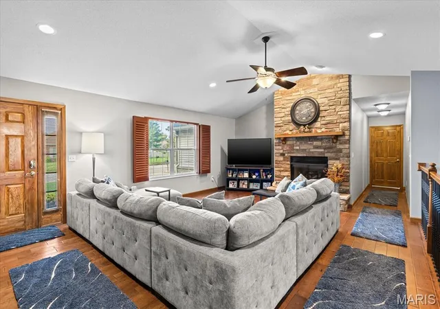 Photo 3 of Sale Pending at 929 Millikin Dr, Fairview Heights, IL 62208 | MLS# MIS26062286 | Listing updated on 2026-09-30